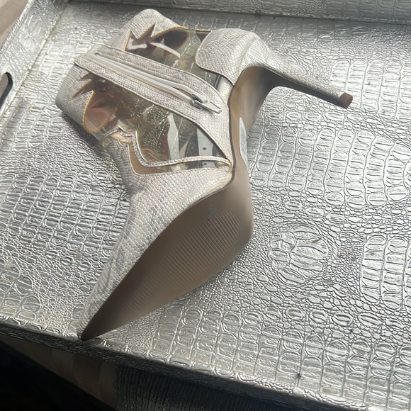 Star-Studded White Ankle Boots - Picture 4 of 5